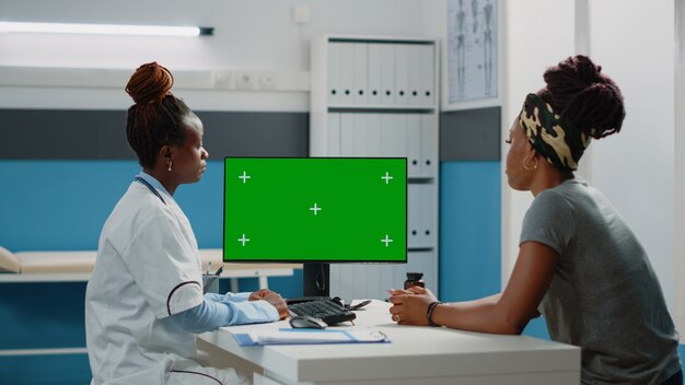 Especialista médico mirando pantalla verde horizontal