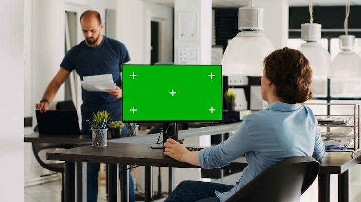 Foto gratuito el especialista mira la plantilla de pantalla verde