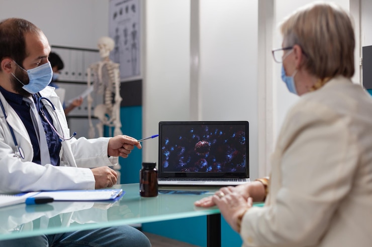 Foto gratuito especialista y paciente mirando la presentación de virus en una computadora portátil durante la pandemia de covid 19. personas con mascarilla analizando la ilustración del coronavirus en la pantalla para obtener asesoramiento médico en la cita