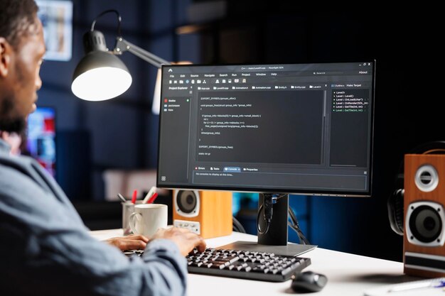 Especialista en TI que escribe código binario de script html para la seguridad de la base de datos