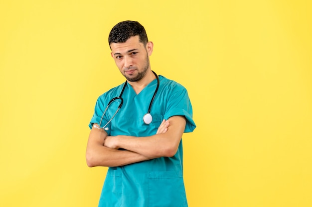 Foto gratuita especialista en vista lateral, el médico está contento porque puede ayudar a sus pacientes