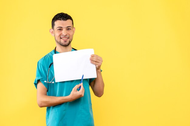 Especialista en vista lateral, un médico está contento porque escribe una receta a los pacientes