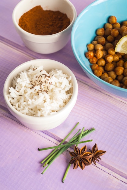 Foto gratuita especias cerca de arroz y garbanzo