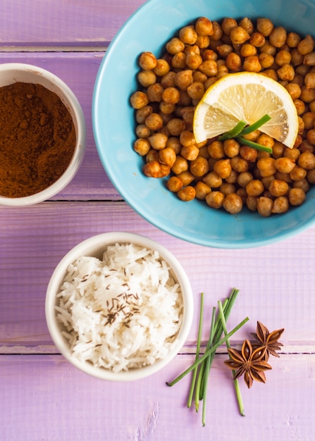 Foto gratuita especias cerca de arroz y garbanzo