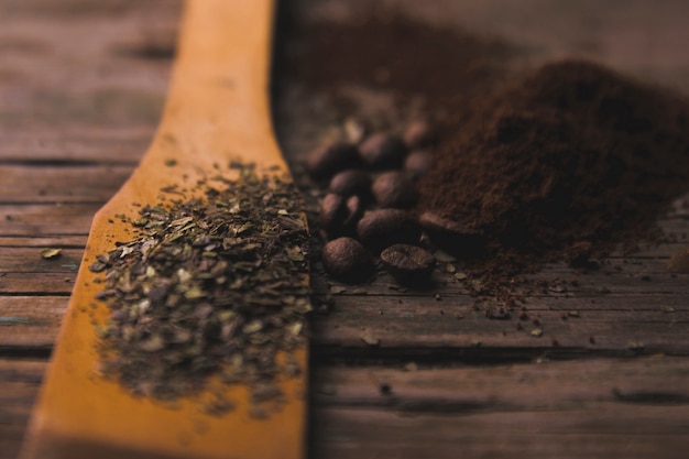 Especias cerca del café molido