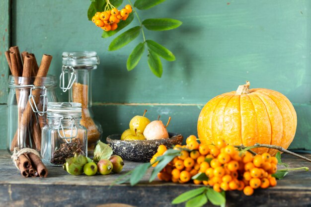 Especias para hacer pasteles caseros de otoño sobre una superficie oscura