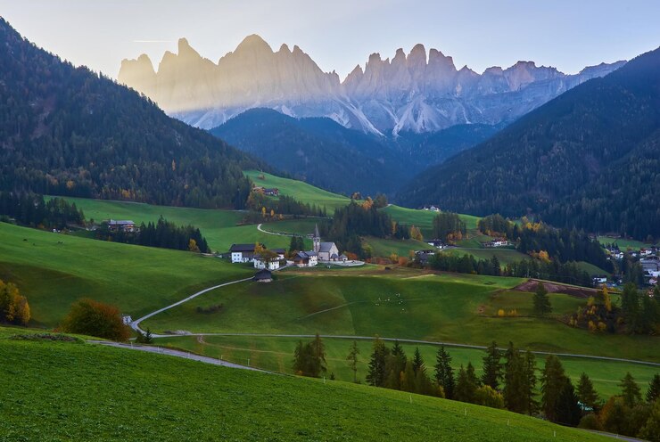 Foto gratuito espectacular mañana campo vista de la santa magdalena o santa maddalena en el parque nacional puez odle o cumbres geisler ubicación bolzano italia