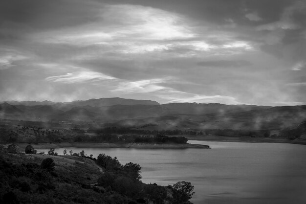 Espectacular paisaje en blanco y negro con agua