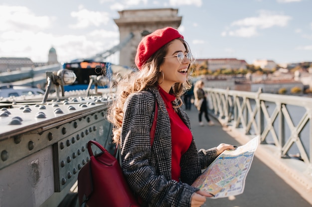 Espectacular turista europea pasar tiempo en la ciudad, disfrutando de las vacaciones