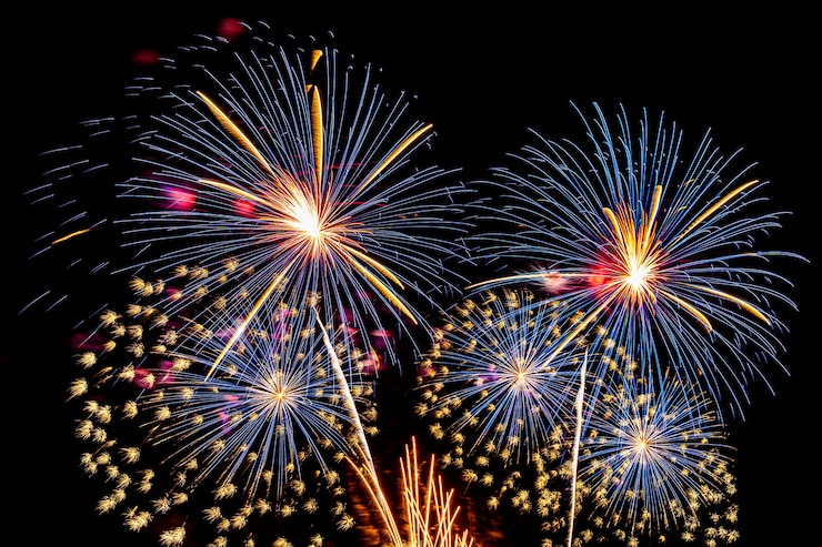 Foto gratuito espectáculo de fuegos artificiales coloridos