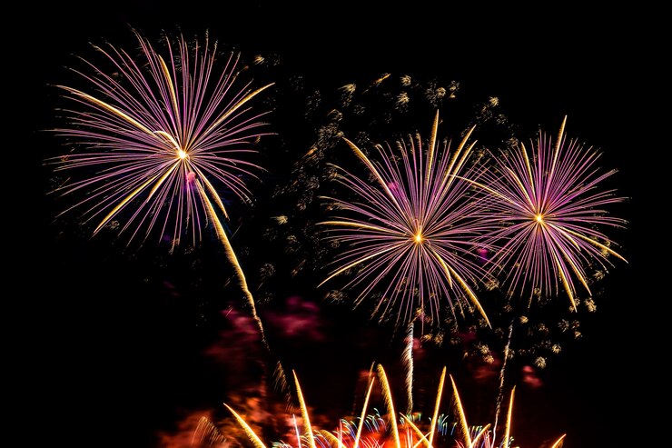 Foto gratuito espectáculo de fuegos artificiales coloridos