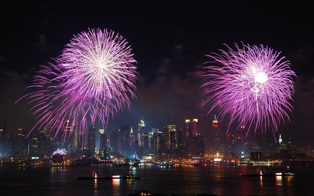 Espectáculo de fuegos artificiales de Manhattan en la ciudad de Nueva York