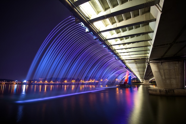 Espectáculo de fuente arcoíris en Expo Bridge en Corea del Sur