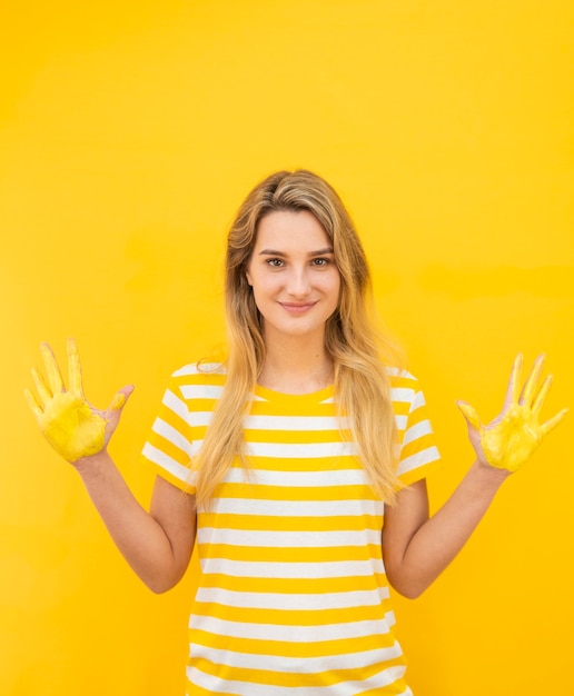 Espectáculo mediano mujer con manos pintadas