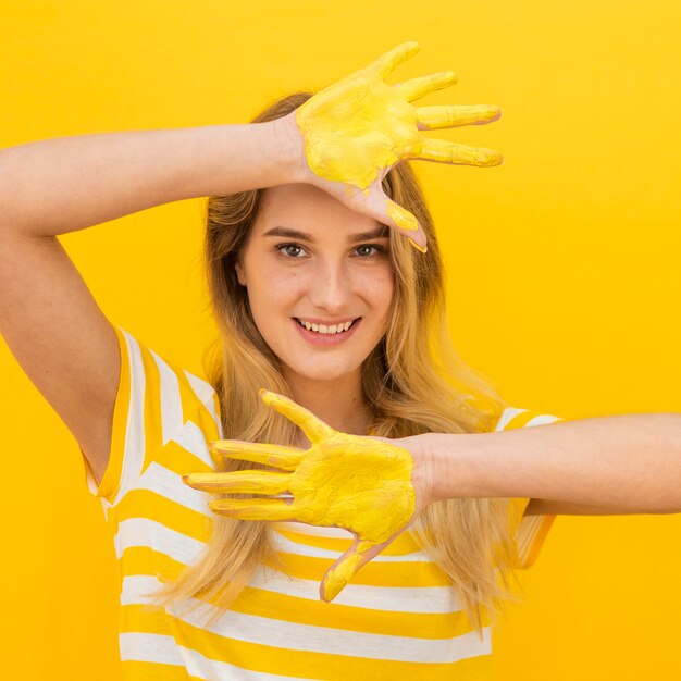 Foto gratuita espectáculo mediano mujer con pintura en manos