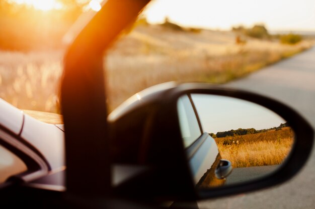 Espejo retrovisor en el fondo del atardecer