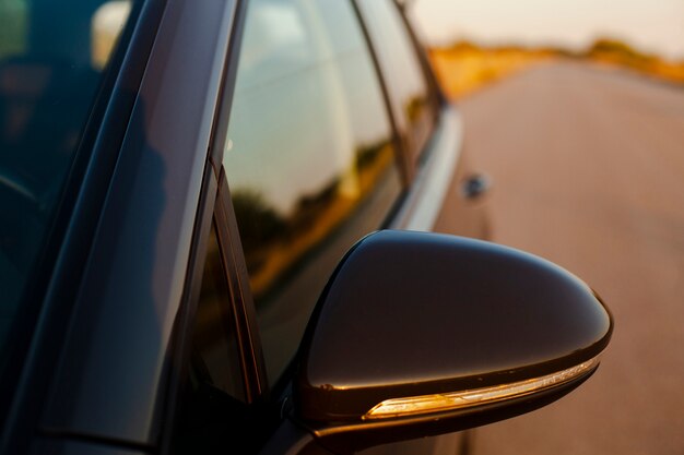 Espejo retrovisor en el fondo de la carretera.