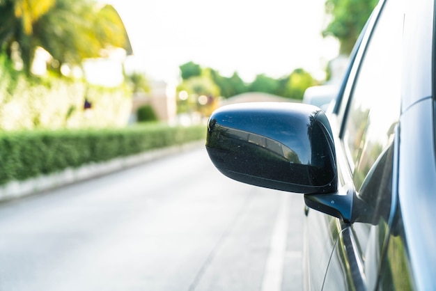 Foto gratuita espejo retrovisor lateral en un coche moderno