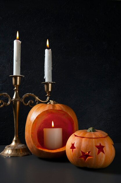 Espeluznante linterna de calabaza tallada de halloween con candelabros