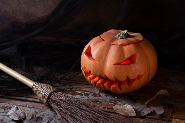 Foto gratuita espeluznante linterna de calabaza tallada de halloween