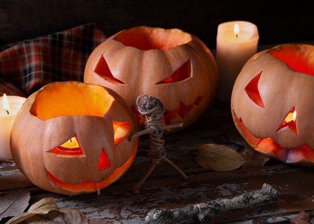 Espeluznante linterna de calabaza tallada de halloween