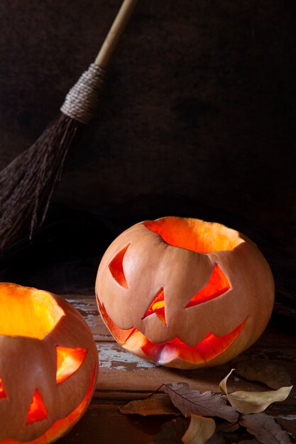 Espeluznante linterna de calabaza tallada de halloween