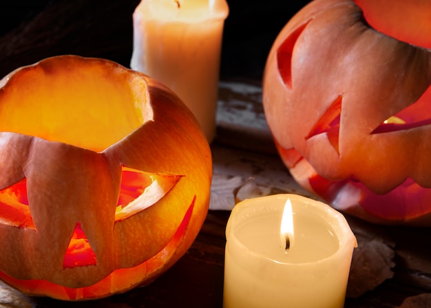 Foto gratuita espeluznante linterna de calabaza tallada de halloween