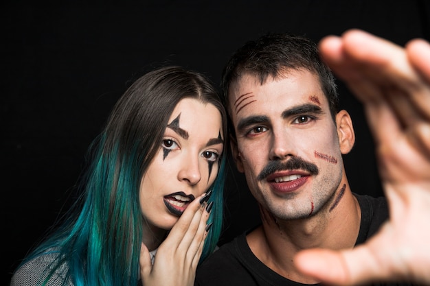 Espeluznante masculino y femenino con maquillaje de Halloween