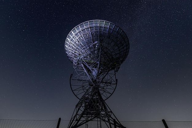 Espeluznante paisaje de un radiotelescopio en una noche estrellada