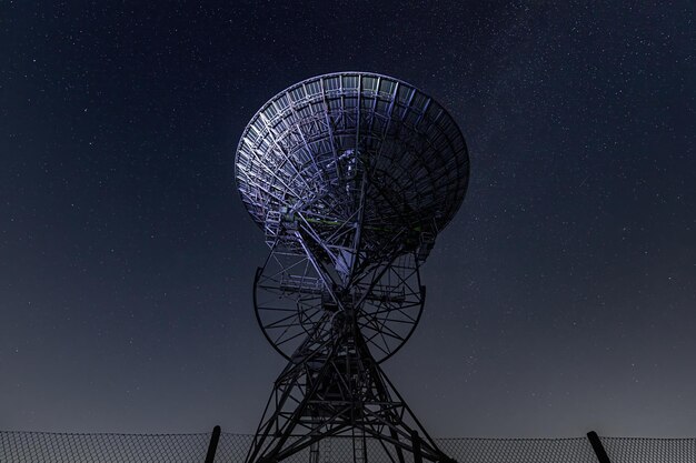 Espeluznante paisaje de un radiotelescopio en una noche estrellada