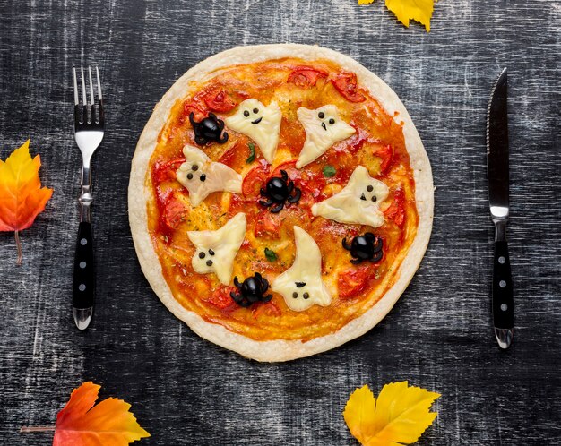 Espeluznante pizza de halloween con cubiertos