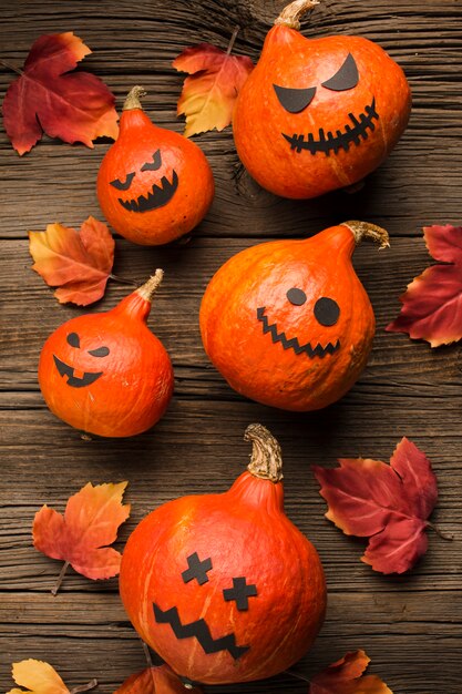 Espeluznantes calabazas de halloween con hojas de otoño