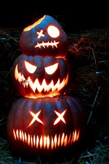 Espeluznantes caras brillantes de calabaza de halloween