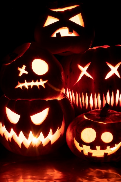 Espeluznantes caras brillantes de calabaza de halloween