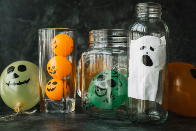 Foto gratuita espeluznantes decoraciones hechas a mano para halloween