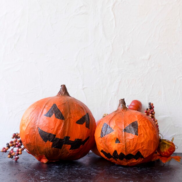 Espeluznantes jack-o-lanterns y bayas