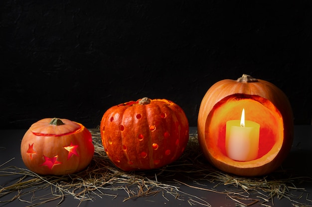 Foto gratuita espeluznantes linternas de calabaza talladas de halloween con velas encendidas