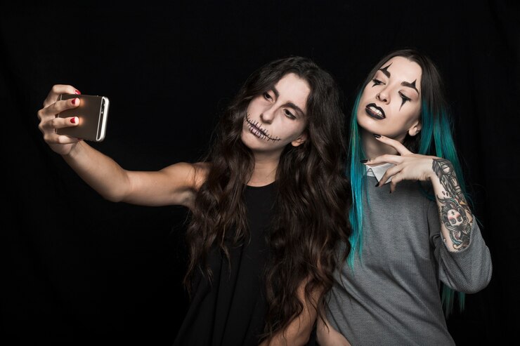 Foto gratuito espeluznantes mujeres jóvenes tomando selfie