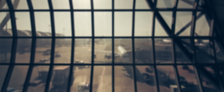 Foto gratuito esperando el vuelo en la terminal del aeropuerto desenfoque de fondo con la luz del bokeh