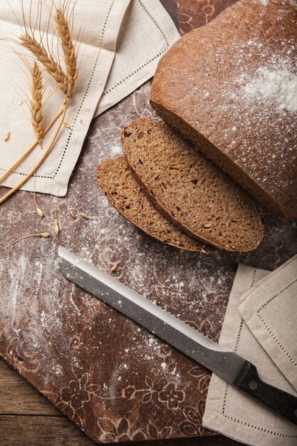 Espiguillas de pan de centeno en una pared de madera