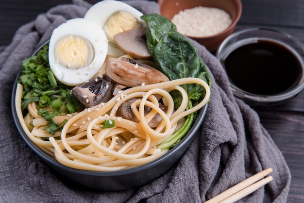 Espinacas y huevos ramen deliciosa sopa japonesa