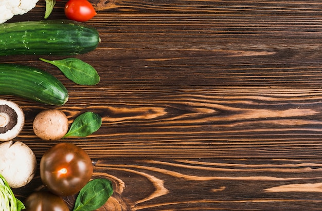 Foto gratuita espinacas y verduras en la mesa de madera