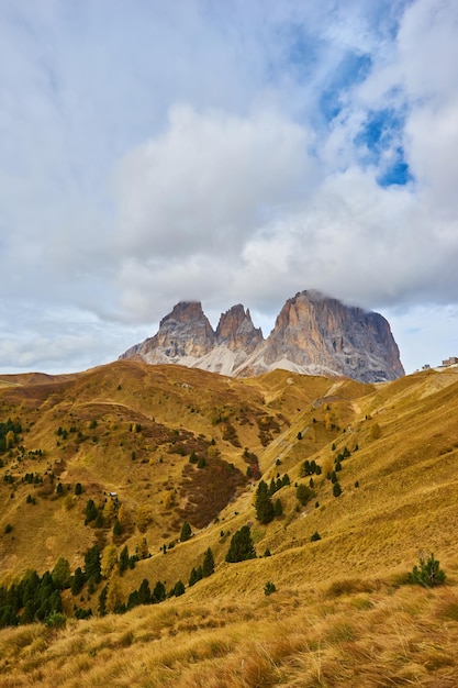 Espléndida vista matutina desde la cima del paso de Giau Colorido paisaje otoñal en los Alpes Dolomitas Cortina d'Ampezzo ubicación Italia Europa