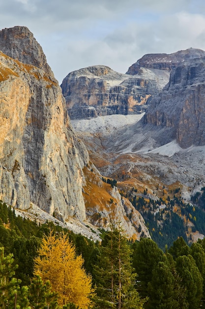 Foto gratuita espléndida vista matutina desde la cima del paso de giau colorido paisaje otoñal en los alpes dolomitas cortina d'ampezzo ubicación italia europa