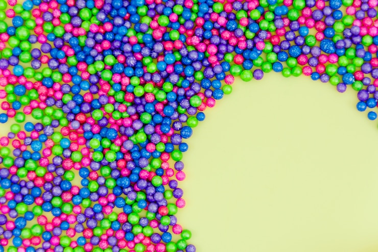 Foto gratuito espolvorear bolas sobre fondo verde menta
