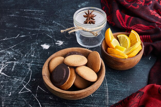 Esponja las galletas con chocolate y limón.