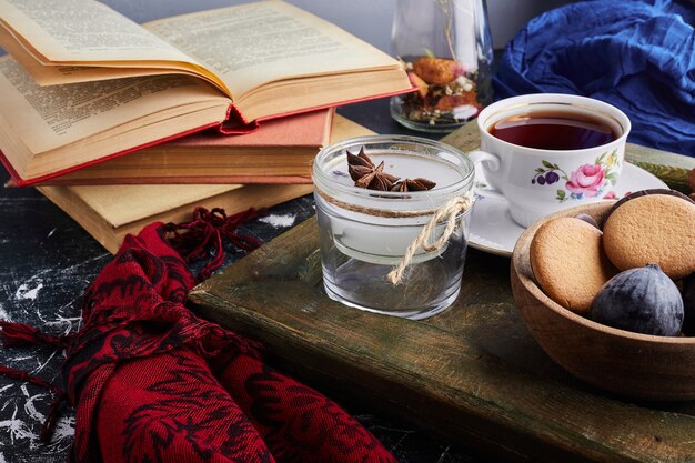 Esponja las galletas con una taza de té.