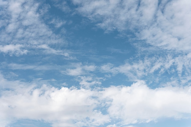 Esponjosas nubes en el cielo