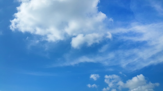 Esponjosas nubes en fondo de cielo azul