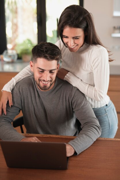 Esposa abrazando marido tiro medio